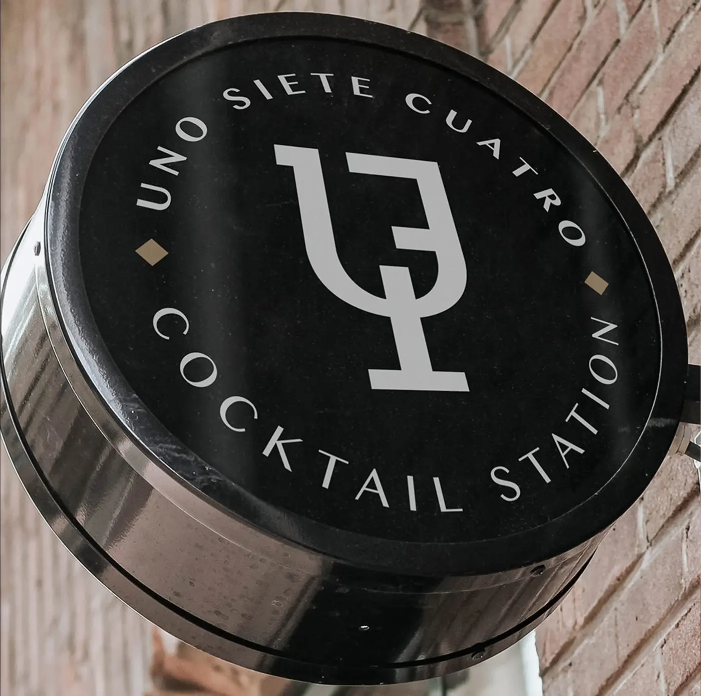 Letrero de Uno Siete Cuatro Cocktail Station